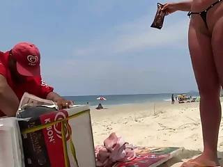 Micro bikini exhibiotinist